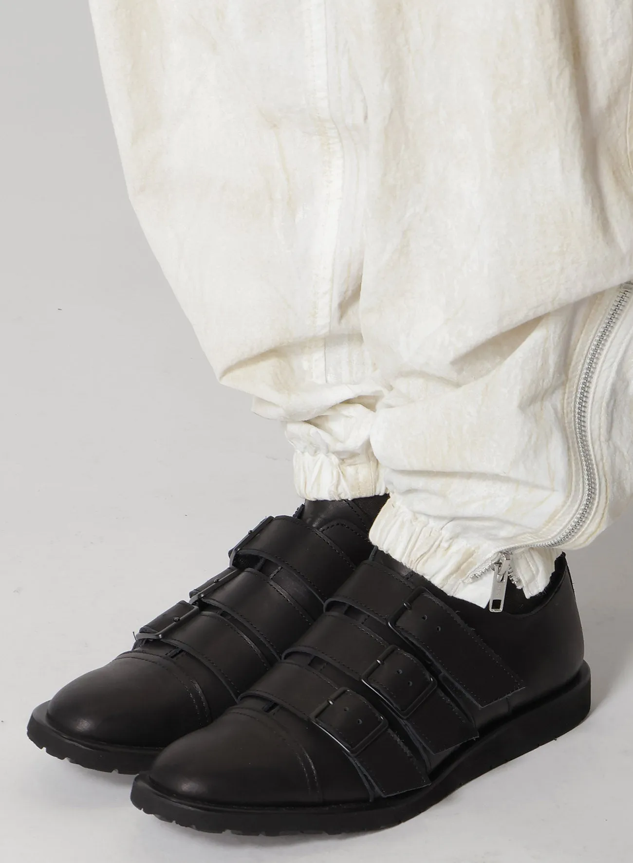 MATTE SMOOTH LEATHER BELTED SHOES